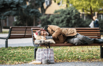 Бійки, наркотики та терор від сусідів: українець змушений спати на лавці під прокуратурою через "нашестя" ромів.