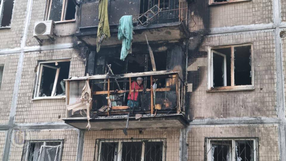 У Солом'янському районі Києва через падіння уламків дронів спалахнула пожежа в багатоповерховому будинку.