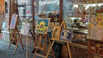 A woman from Kherson in Canada discovered her father's paintings at an occupiers' exhibition under a different name: "It wounded me to my core."