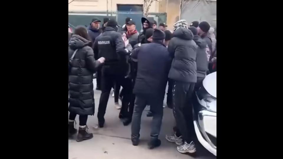 To mobilize one man in Lviv, eight police crews were dispatched – video.