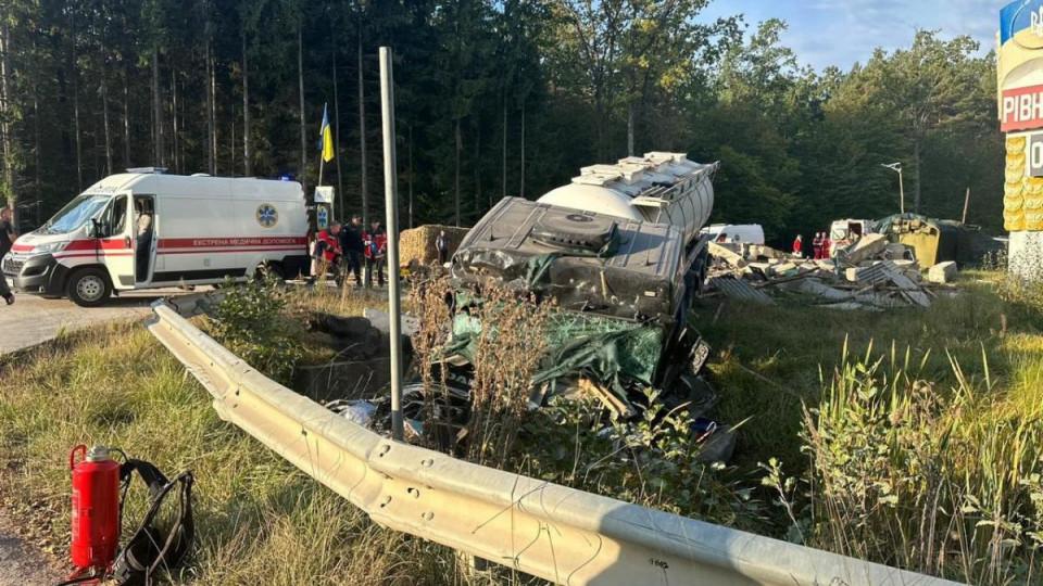 У Рівненській області водій вантажівки влаштував смертельну аварію на блокпості.