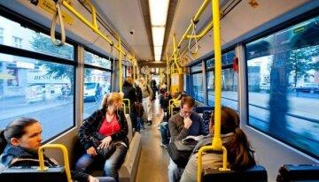 Bus passengers can win cash rewards for paying their fares without using cash.