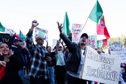 Фото протестующие держат плакаты во время митинга в поддержку иммигрантов в ответ на новую политику администратора Трампа 2 февраля 2025 года в Лос-Анджелесе, ca.