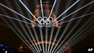 Макрон оголосив Олімпіаду в Парижі відкритою після параду команд на човнах
